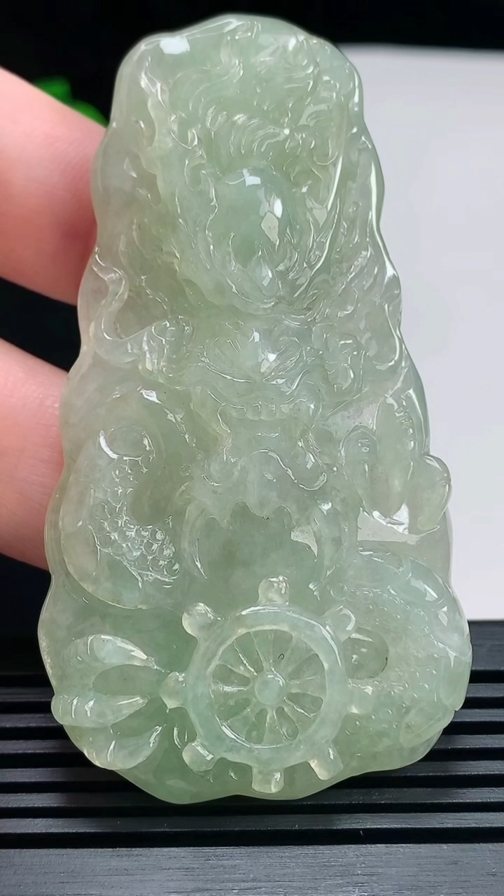 天然A货翡翠龙牌吊坠，尺寸74.5-40-10.6 重量:45.27g
6月26日