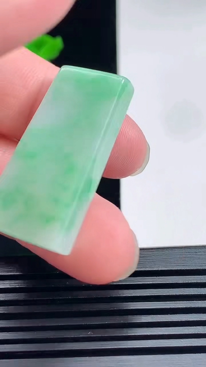天然A货翡翠无事牌吊坠，尺寸35-19.5-5 重量:10.40g
6月26日