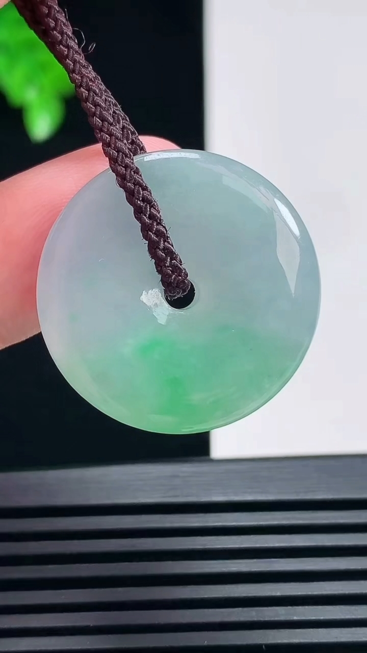 天然A货翡翠春带彩 紫罗兰平安扣吊坠，尺寸26-5 重量:6.78g
6月26日