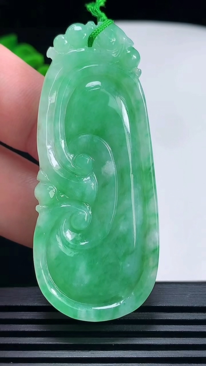 天然A货翡翠如意吊坠，尺寸63-26.2-6.5 重量:19.44g
6月26日