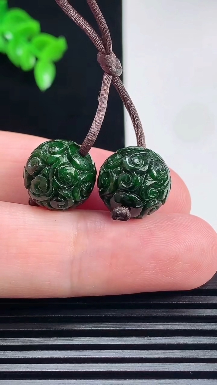 天然A货翡翠雕花圆珠吊坠一对，尺寸13 重量:6.98g
6月26日