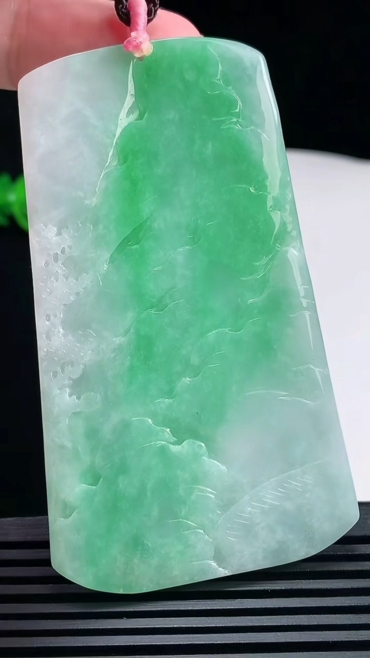 天然A货翡翠山水牌吊坠，尺寸77-45-6.2 重量:46.53g
6月26日