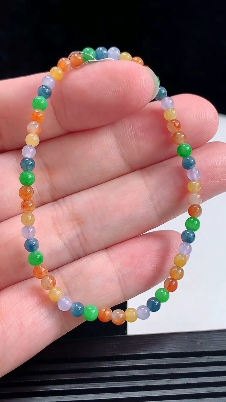 天然A货翡翠三彩小米圆珠手串，尺寸3.6-54颗 重量:3.78g6月26日
工厂直销收藏佳品,种好水足，色泽均匀，有种有色，上手高大气！