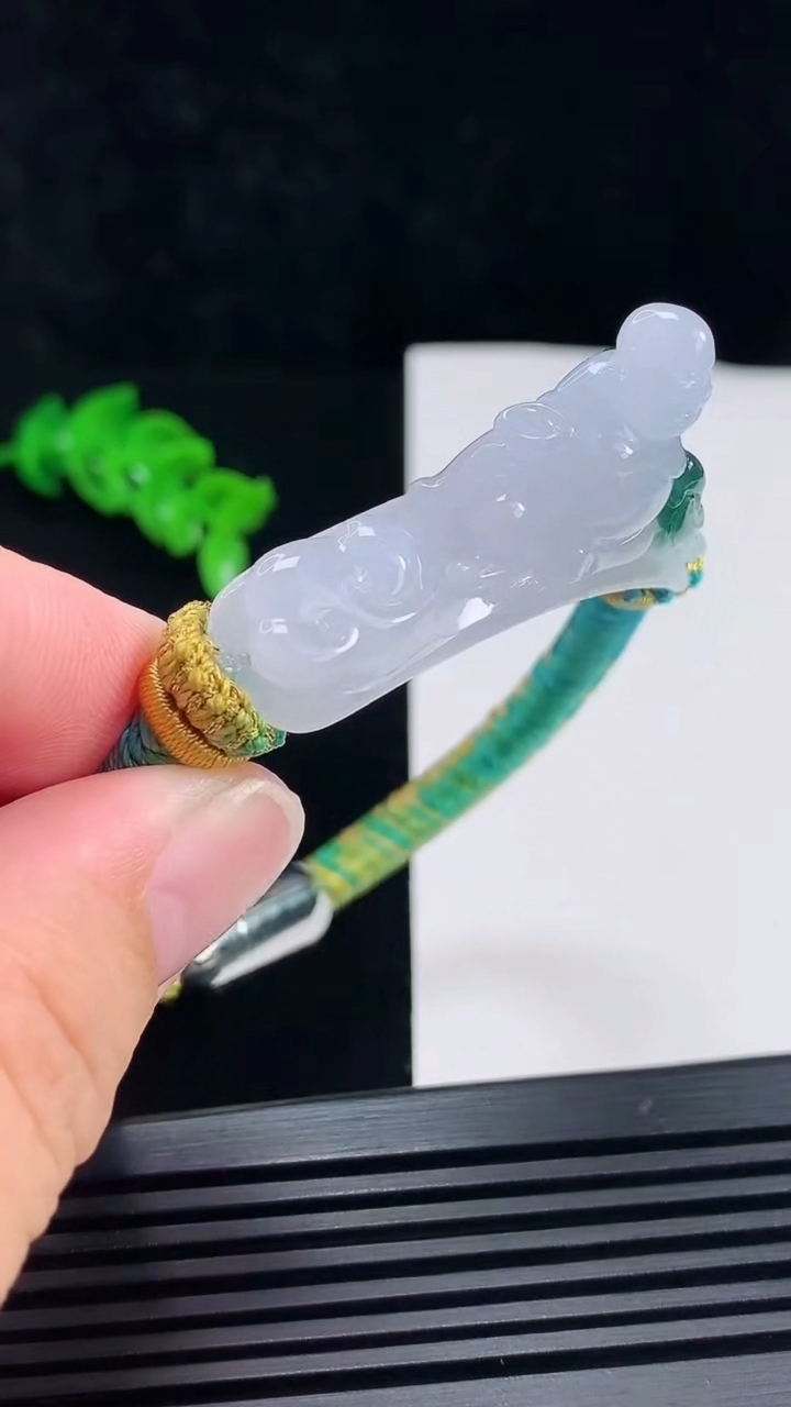 天然A货翡翠冰种飘花逍遥佛手牌，尺寸48.5-12.5-21.5 重量:24.47g
6月26日
