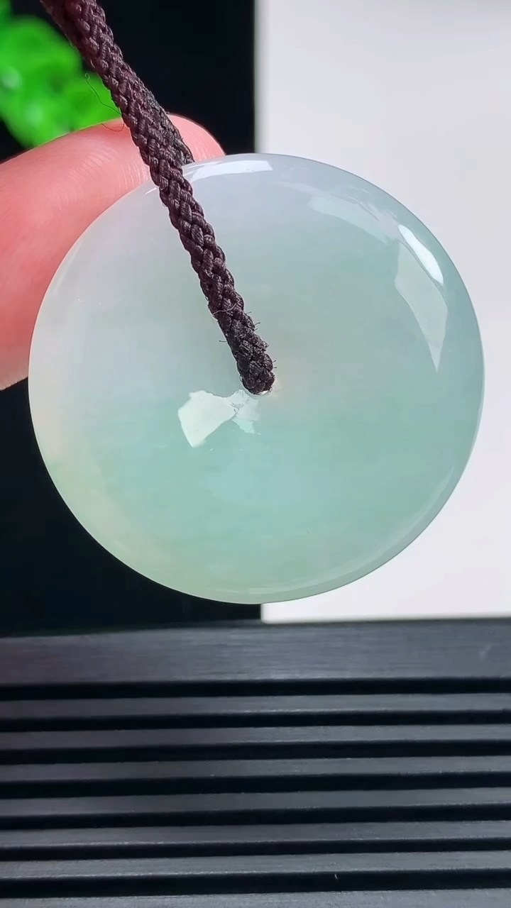 天然A货翡翠平安扣吊坠，尺寸32-5.5 重量:12.44g
6月26日
