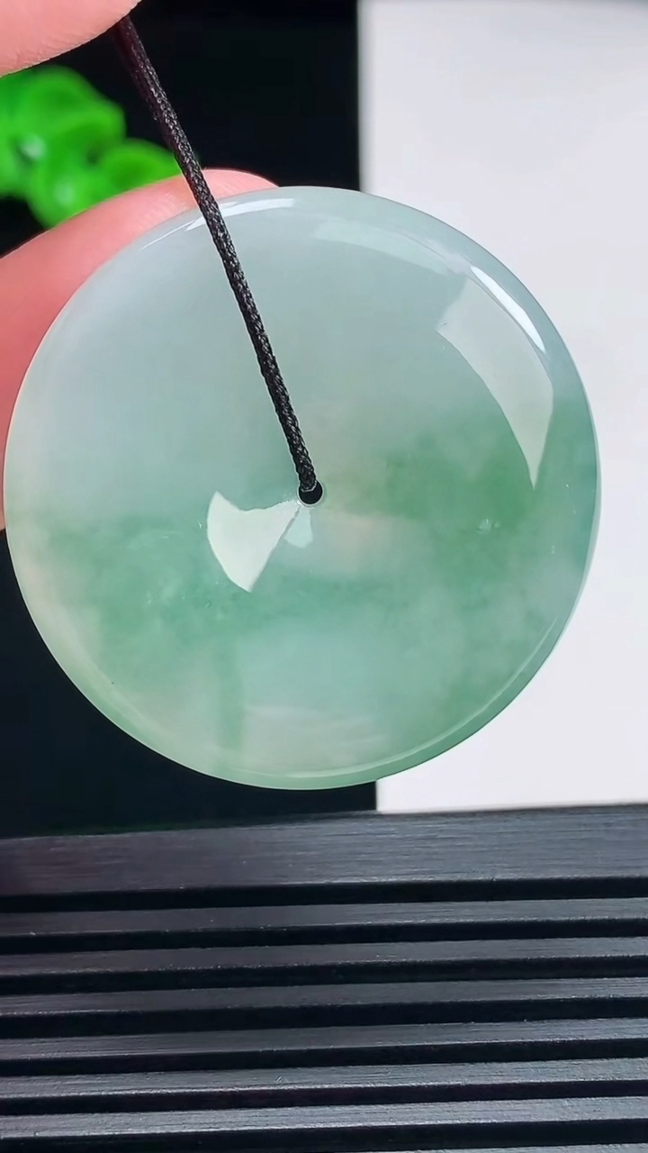 天然A货翡翠飘花平安扣吊坠，尺寸34.5-5.2 重量:14.33g
6月26日