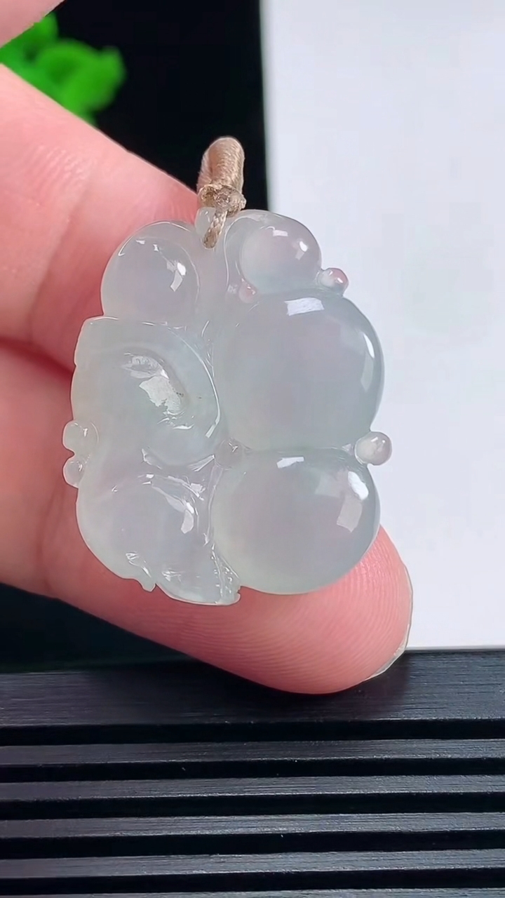 天然A货翡翠灵猴献瑞吊坠，尺寸28.5-23-7.2 重量:8.30g
6月26日