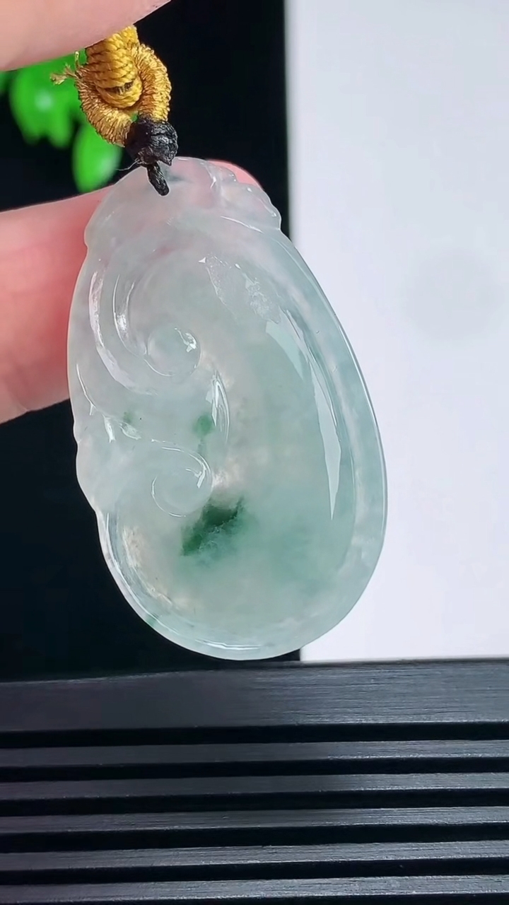 天然A货翡翠飘花如意吊坠，尺寸36.3-20.3-4.4 重:5.90g  h888
6月26日