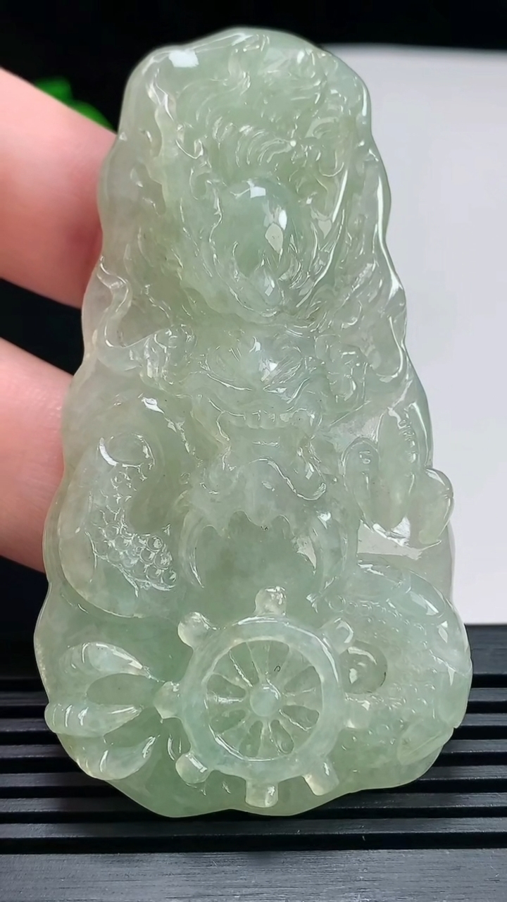 天然A货翡翠龙牌吊坠，尺寸74.5-40-10.6 重量:45.27g
6月26日