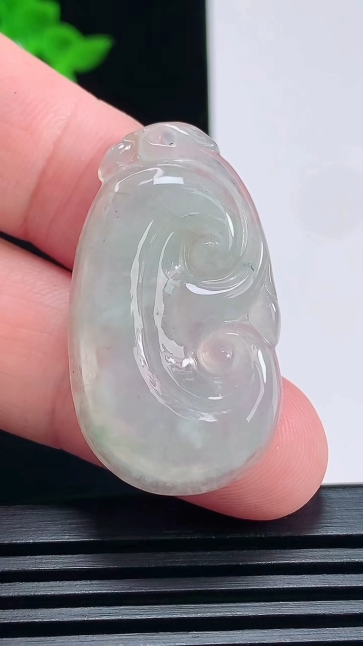 天然A货翡翠如意吊坠，尺寸37.5-20.9-5 重:7.12g  h888
6月26日