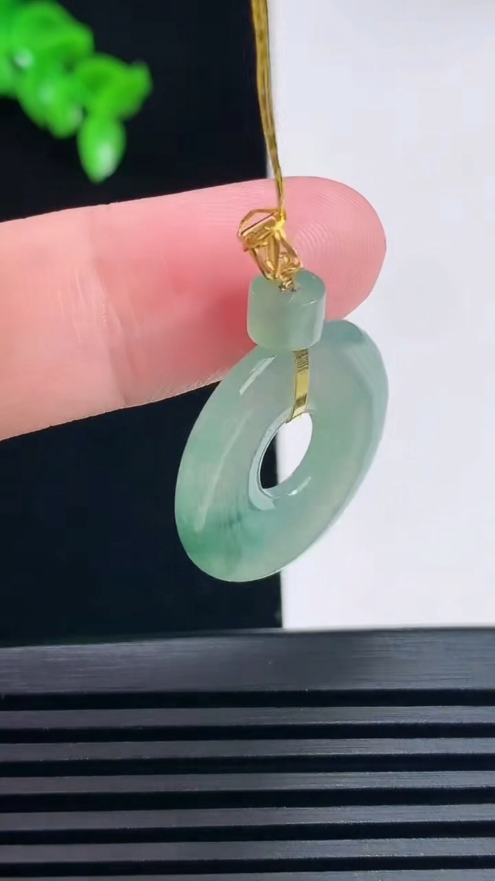 天然A货翡翠种飘花平安环吊坠，尺寸30-22.5-3.5 重量:4.00g
6月26日
