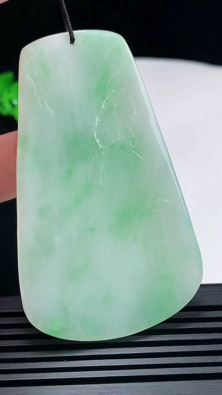 天然A货翡翠山水牌吊坠，尺寸68-41.5-5 重量:34.80g
6月26日