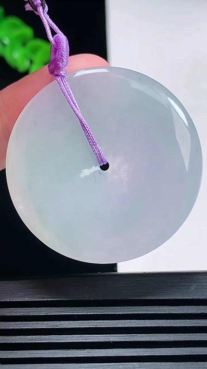 天然A货翡翠春带彩 紫罗兰平安扣吊坠，尺寸38-5 重量:15.50g
6月26日