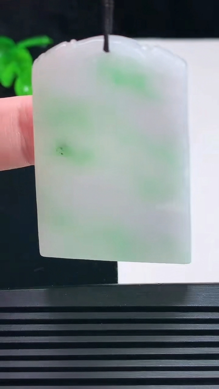 天然A货翡翠无事牌吊坠，尺寸53-53.5-4.5 重:24.29g  h1112
6月26日