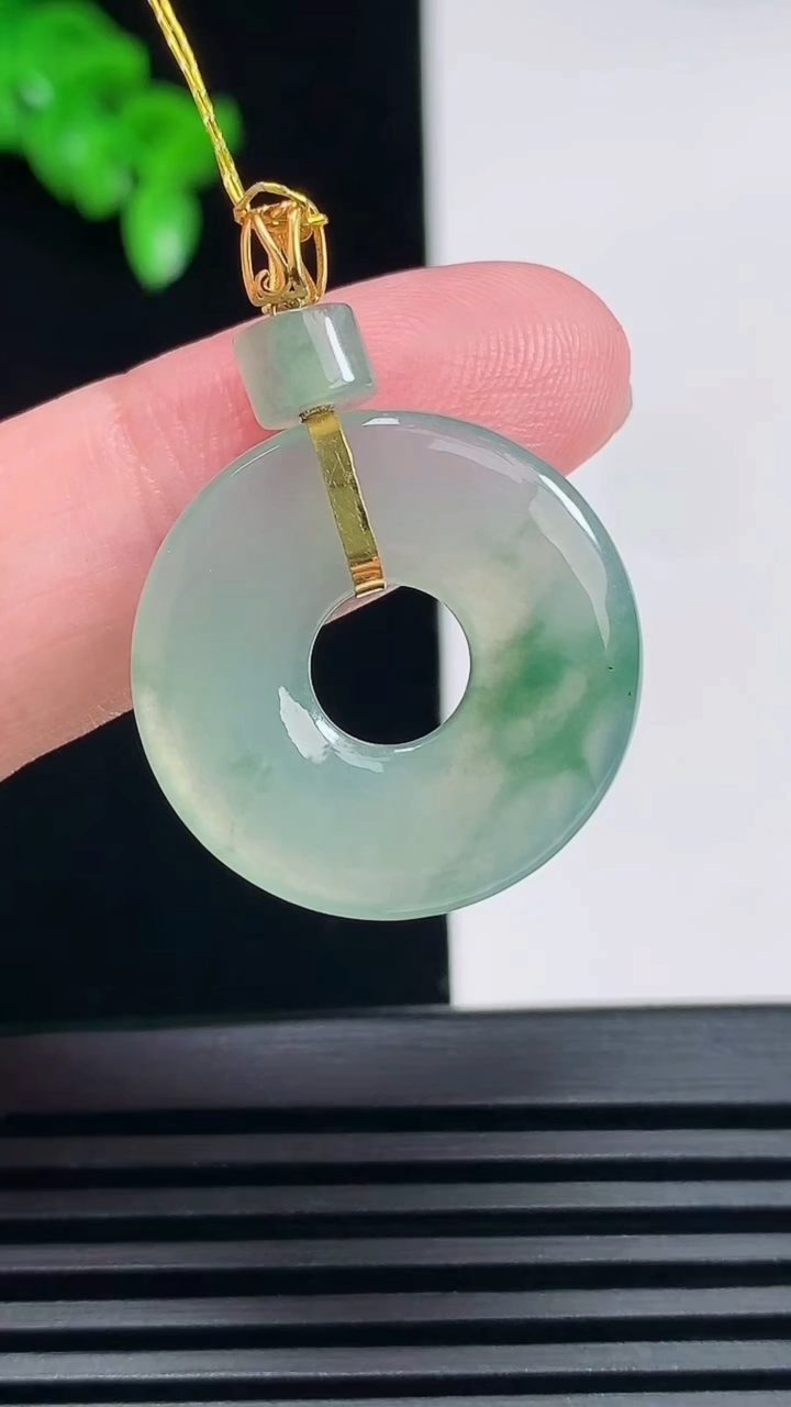 天然A货翡翠种飘花平安环吊坠，尺寸30-22.5-3.5 重量:4.00g
6月26日