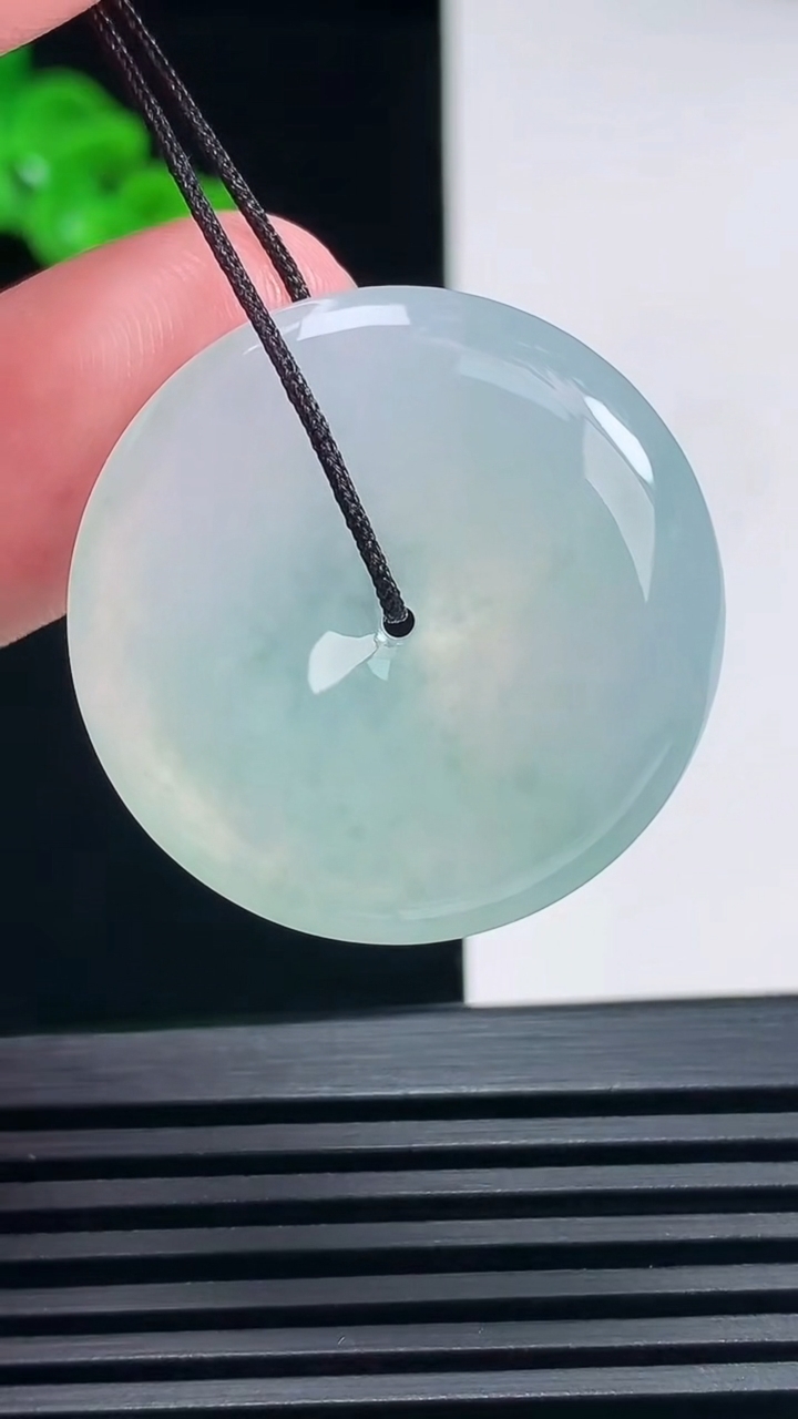 天然A货翡翠平安扣吊坠，尺寸29.6-5.5 重量:10.23g
6月26日