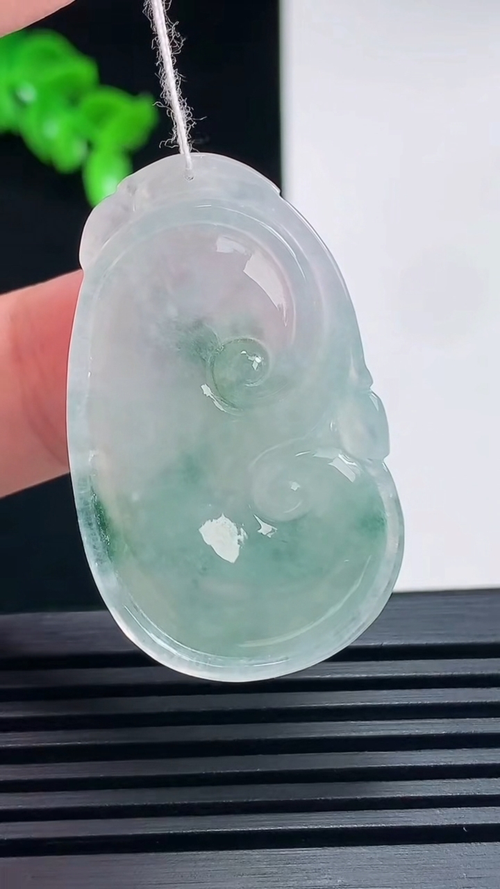 天然A货翡翠飘花如意吊坠，尺寸39-23-5.5 重量:9.43g
6月26日