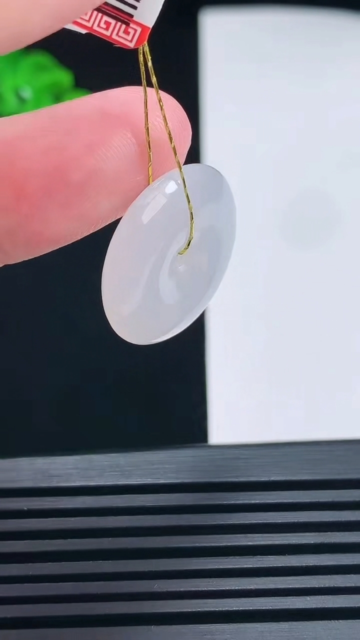 天然A货翡翠平安扣吊坠，尺寸21-5.5 重量:5.05g
6月26日