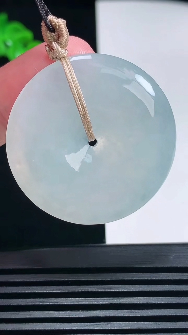 天然A货翡翠平安扣吊坠，尺寸36.6-5.8 重量:17.20g
6月26日