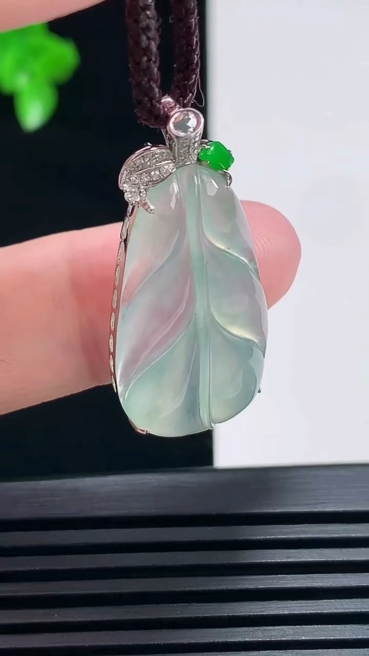 天然A货翡翠金枝玉叶 叶子吊坠，尺寸33.5-15.6-6，裸石28-15.5  重量:4.00g
6月26日