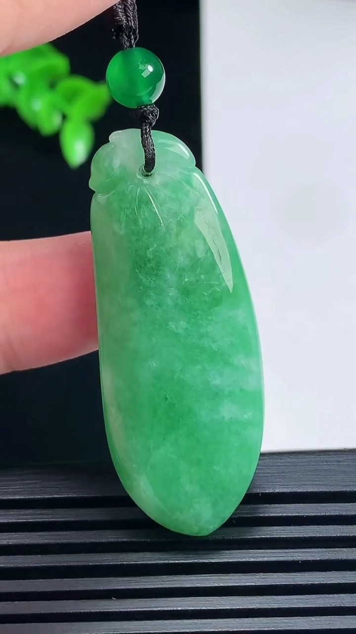 天然A货翡翠福瓜吊坠，尺寸45-18-10.6 重量:16.05g
6月26日
