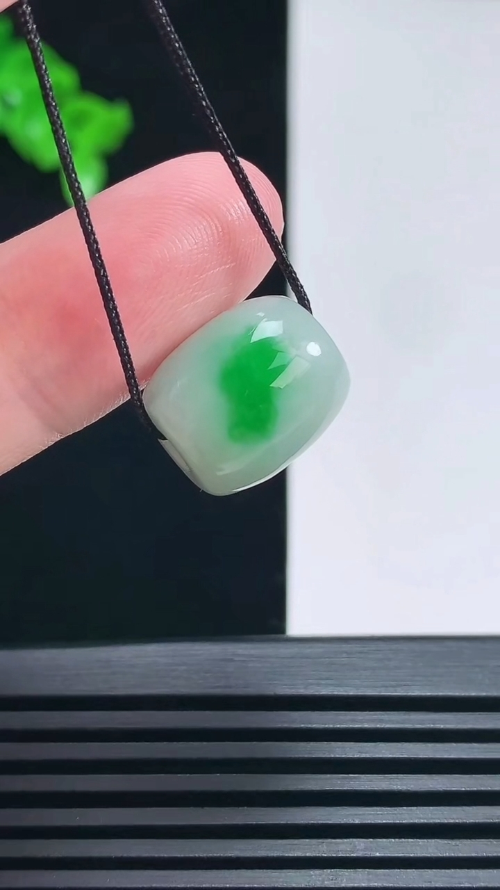 天然A货翡翠路路通吊坠，尺寸14-12 重量:4.35g
6月26日