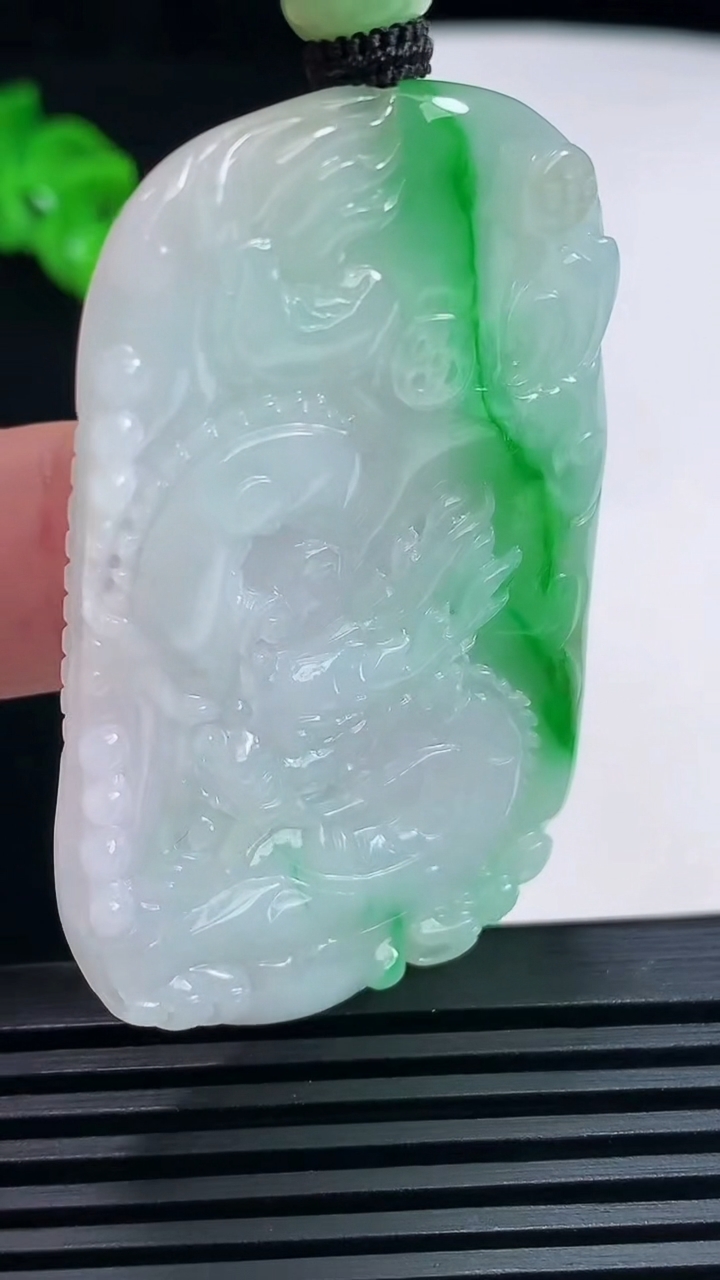 天然A货翡翠龙牌吊坠，尺寸56-35-4.6 重量:25.13g
6月26日