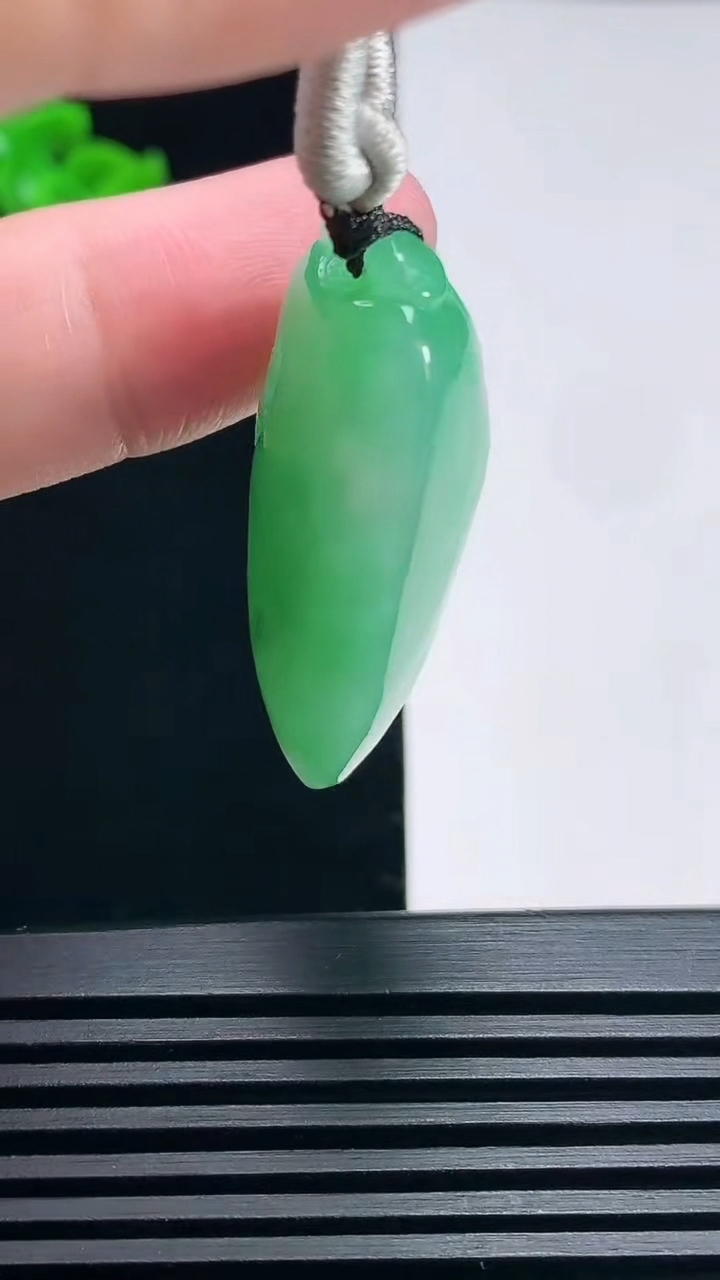 天然A货翡翠福瓜吊坠，尺寸38-21-12.5 重量:17.32g
6月26日
