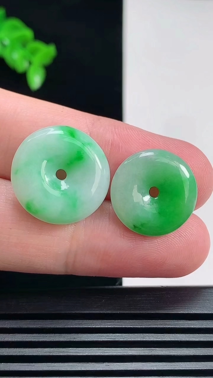 天然A货翡翠平安扣吊坠一对，尺寸18.5-5.2，16.6-4 重量:6.21g
6月26日