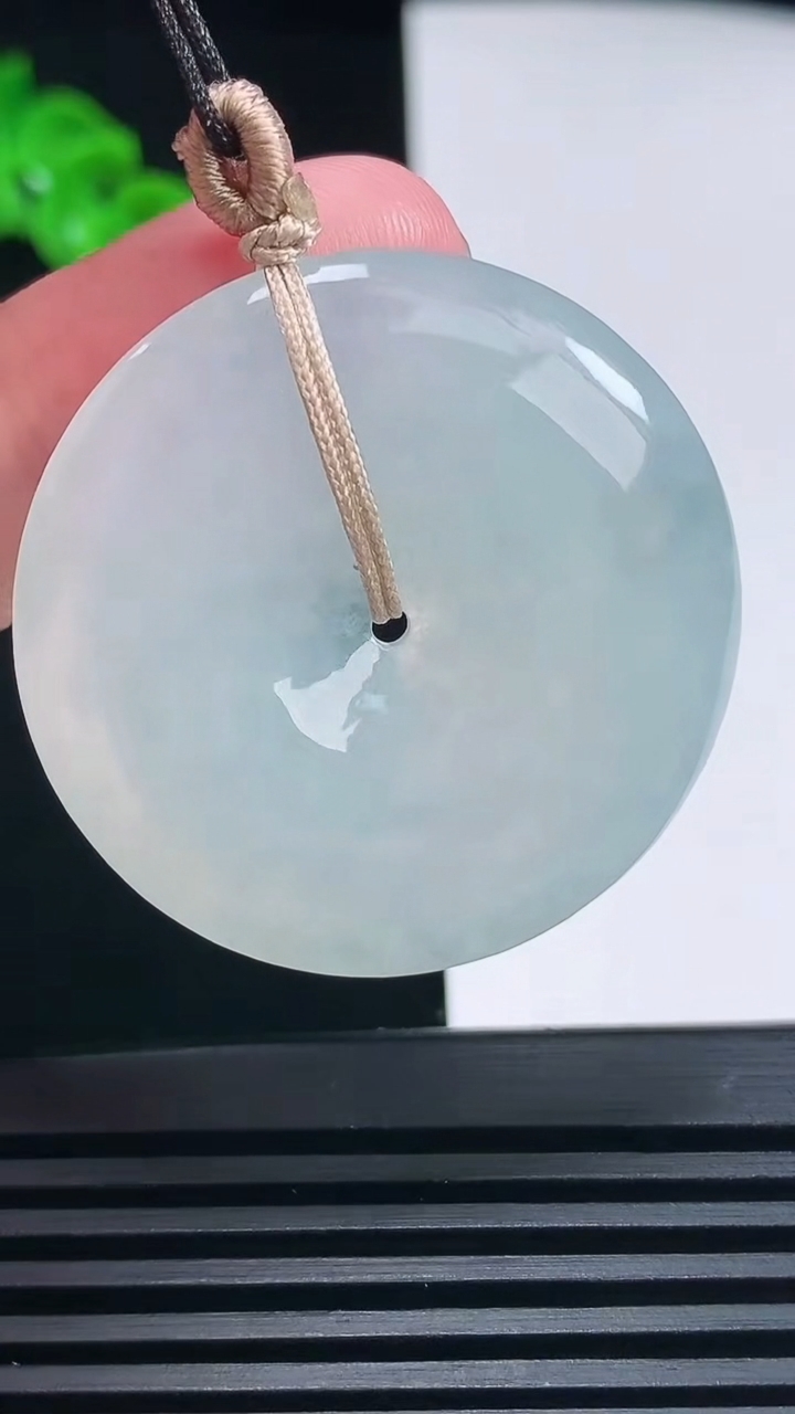 天然A货翡翠平安扣吊坠，尺寸36.6-5.8 重量:17.20g
6月26日