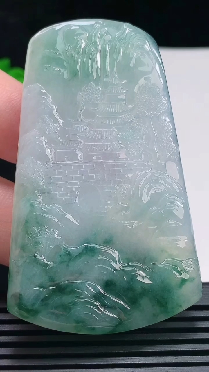 天然A货翡翠种飘花山水牌吊坠，尺寸71-43.6-5.5 重量:42.16g
6月26日