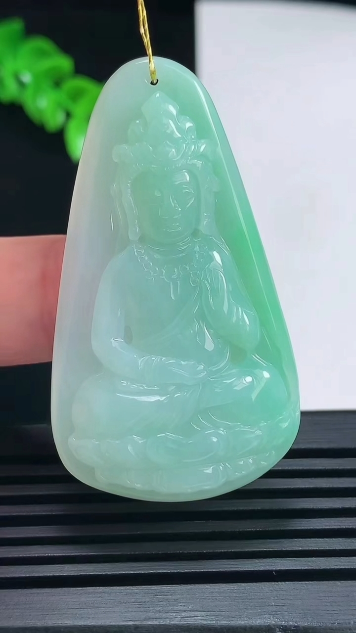 天然A货翡翠观音菩萨吊坠，尺寸51-29-7 重量:16.13g
6月26日