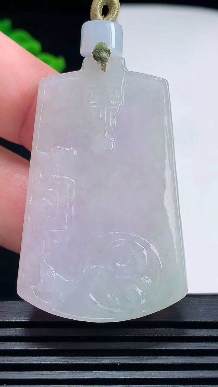 天然A货翡翠紫罗兰仿古无事牌吊坠，尺寸50-32.6-5.2 重量:22.61g
6月26日