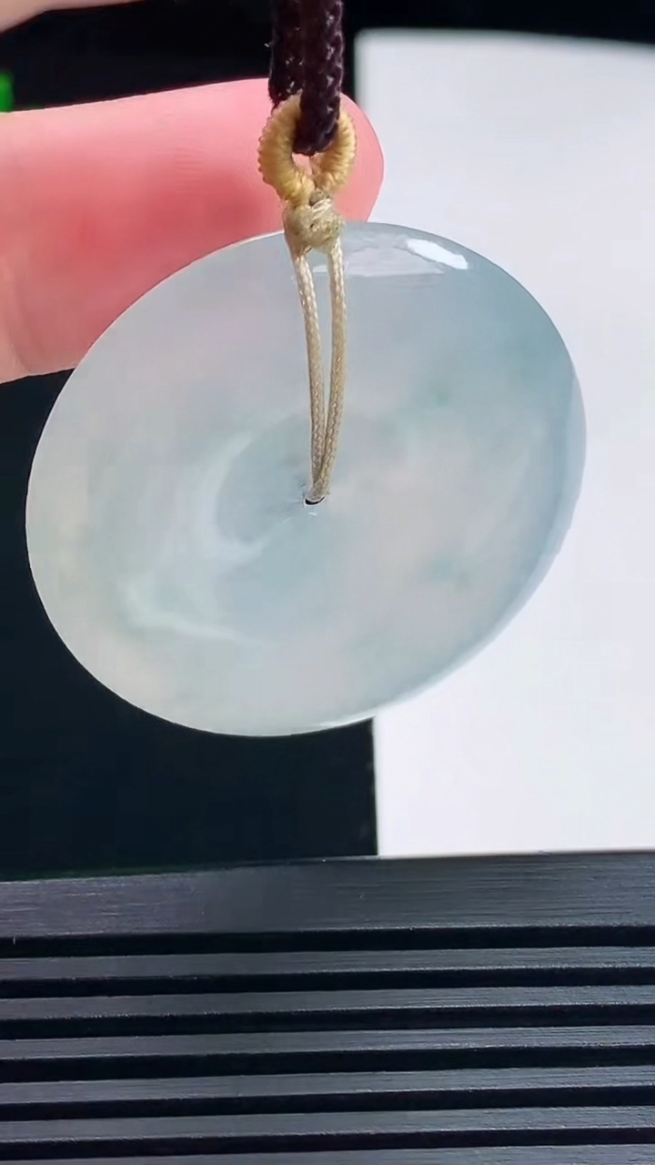 天然A货翡翠冰种飘花平安扣吊坠，尺寸36-5.5 重量:16.02g
6月26日