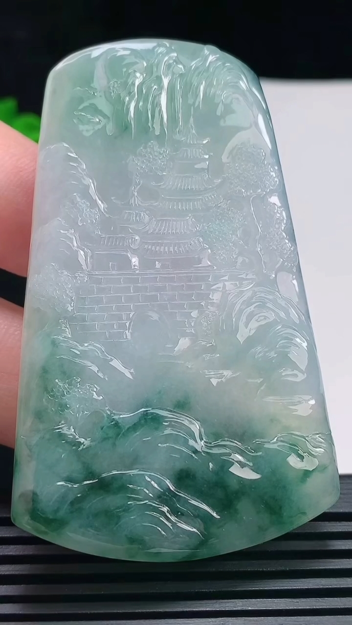 天然A货翡翠种飘花山水牌吊坠，尺寸71-43.6-5.5 重量:42.16g
6月26日