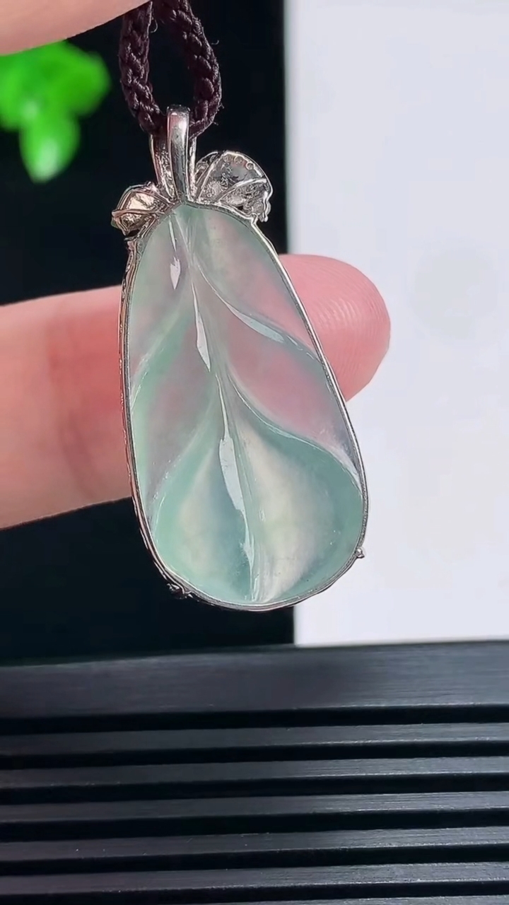 天然A货翡翠金枝玉叶 叶子吊坠，尺寸33.5-15.6-6，裸石28-15.5  重量:4.00g
6月26日
