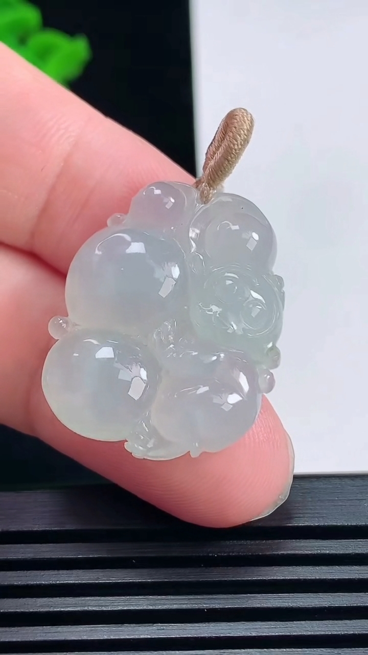 天然A货翡翠灵猴献瑞吊坠，尺寸28.5-23-7.2 重量:8.30g
6月26日