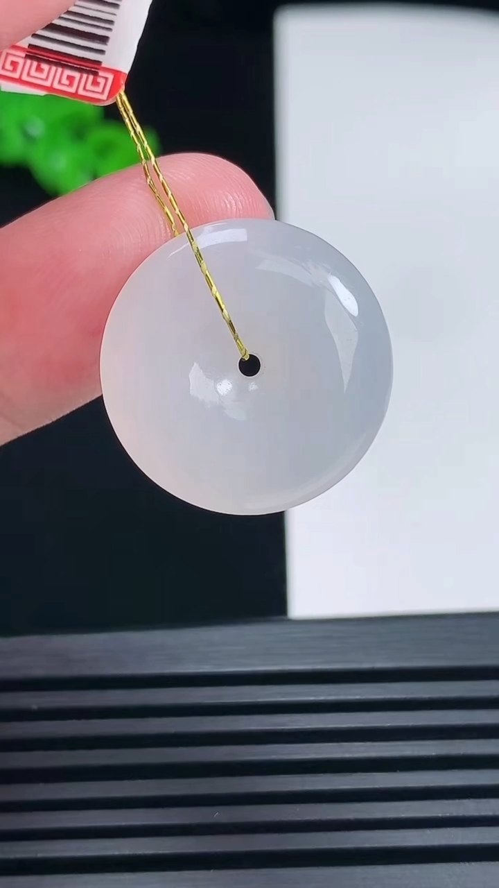 天然A货翡翠平安扣吊坠，尺寸21-5.5 重量:5.05g
6月26日