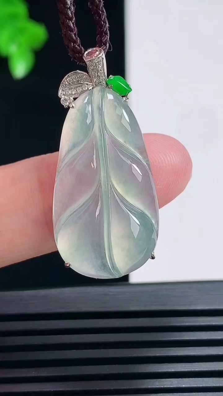天然A货翡翠金枝玉叶 叶子吊坠，尺寸33.5-15.6-6，裸石28-15.5  重量:4.00g
