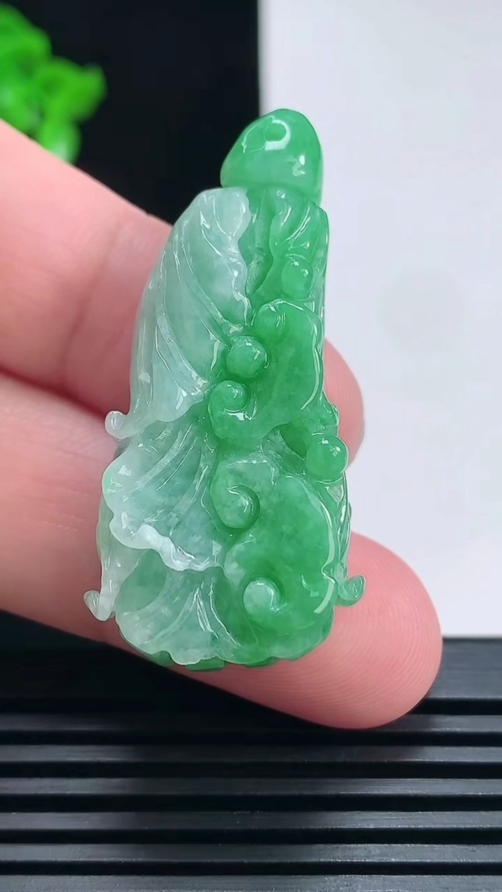 天然A货翡翠白菜吊坠，尺寸44-20-12 重量:16.18g
6月26日