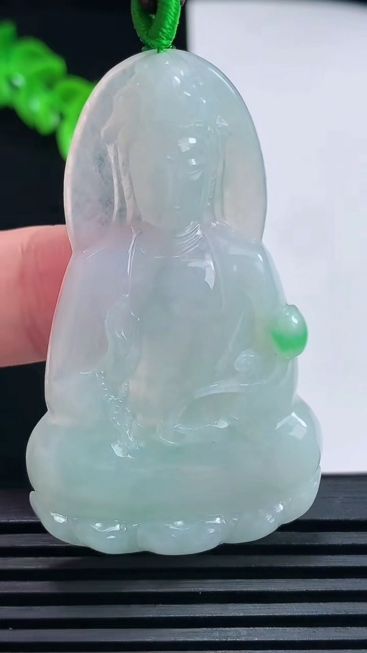 天然A货翡翠大势至菩萨吊坠，尺寸56-33.5-5.2 重量:18.03g
6月26日