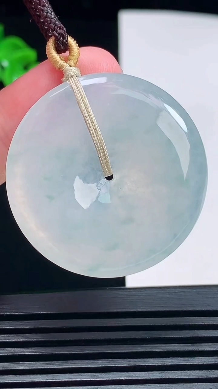 天然A货翡翠冰种飘花平安扣吊坠，尺寸36-5.5 重量:16.02g
6月26日