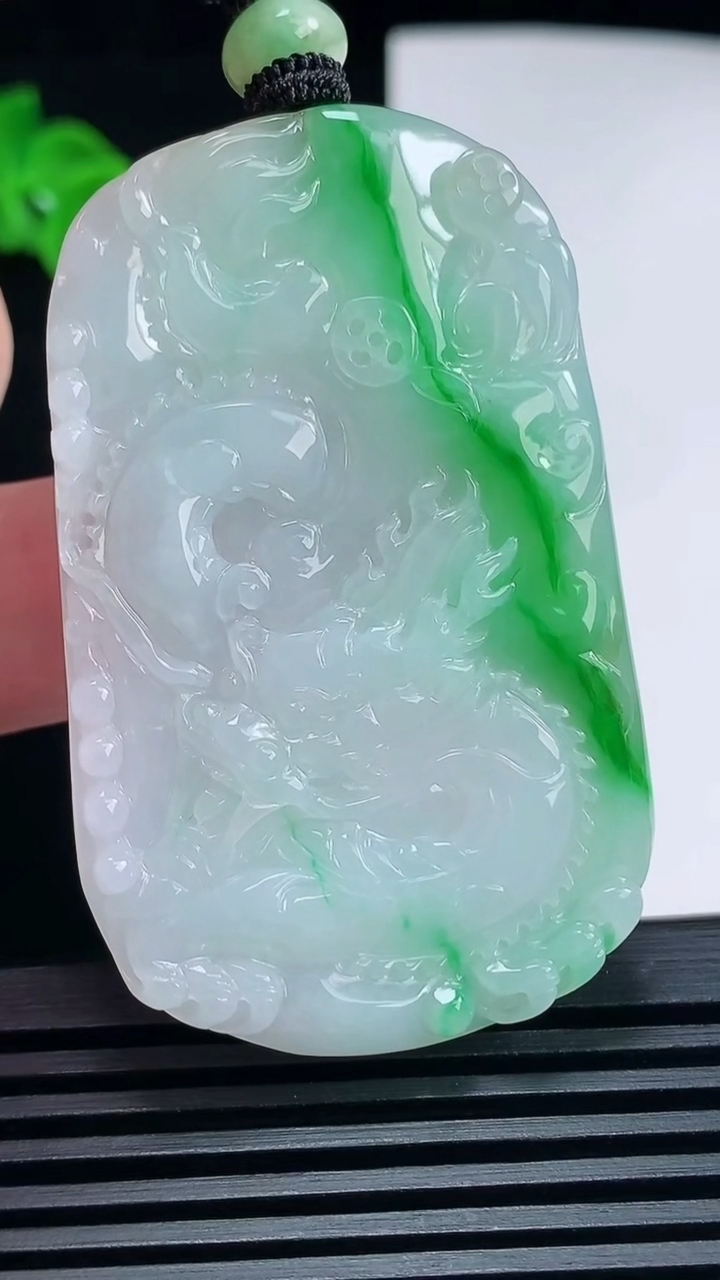 天然A货翡翠龙牌吊坠，尺寸56-35-4.6 重量:25.13g
6月26日