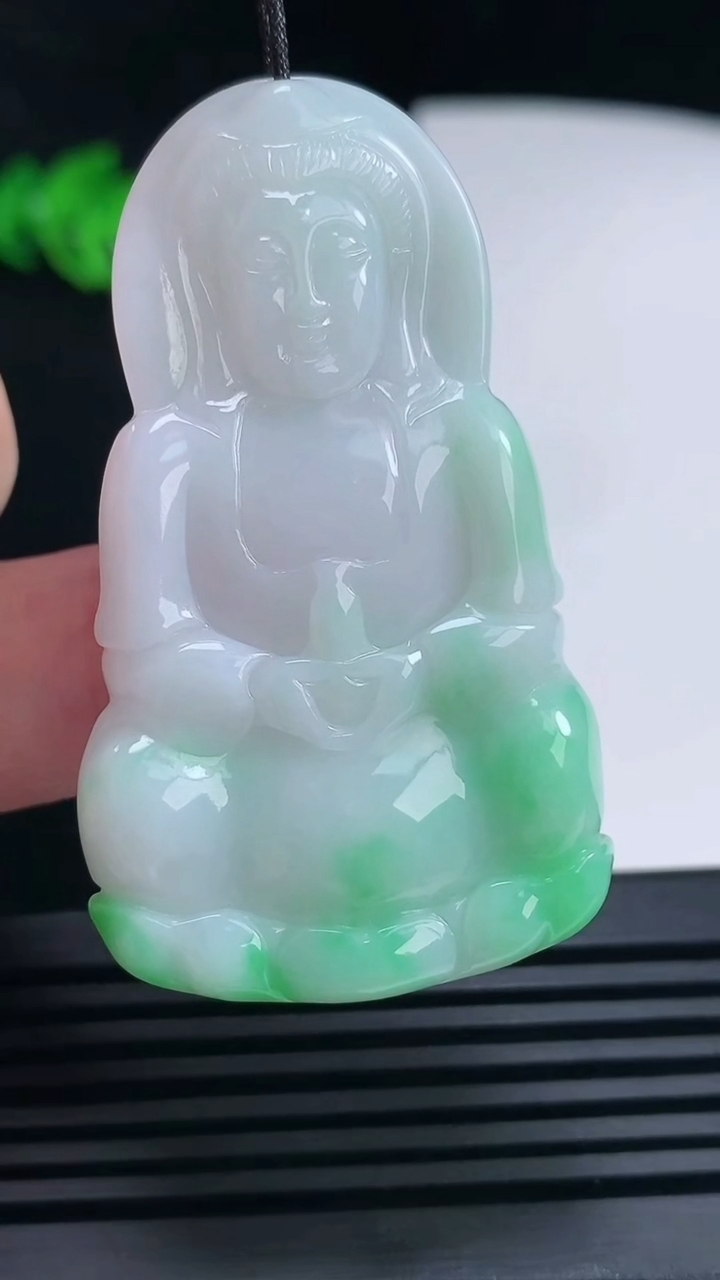 天然A货翡翠正装观音吊坠，尺寸53-31-5.6 重量:17.20g
6月26日
