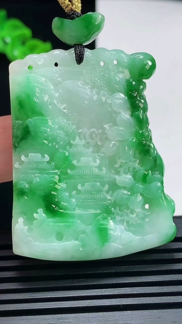 天然A货翡翠山水牌吊坠，尺寸47.5-38-6 重量:24.13g
6月26日