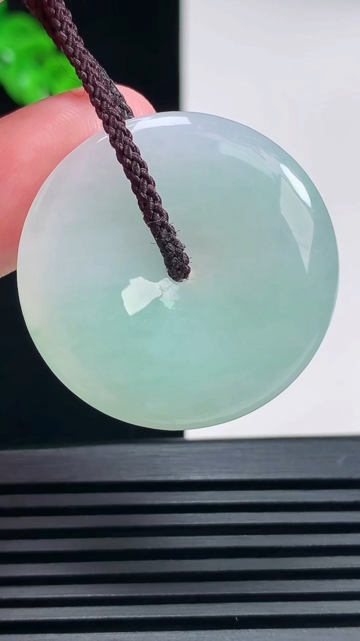 天然A货翡翠平安扣吊坠，尺寸32-5.5 重量:12.44g
6月26日