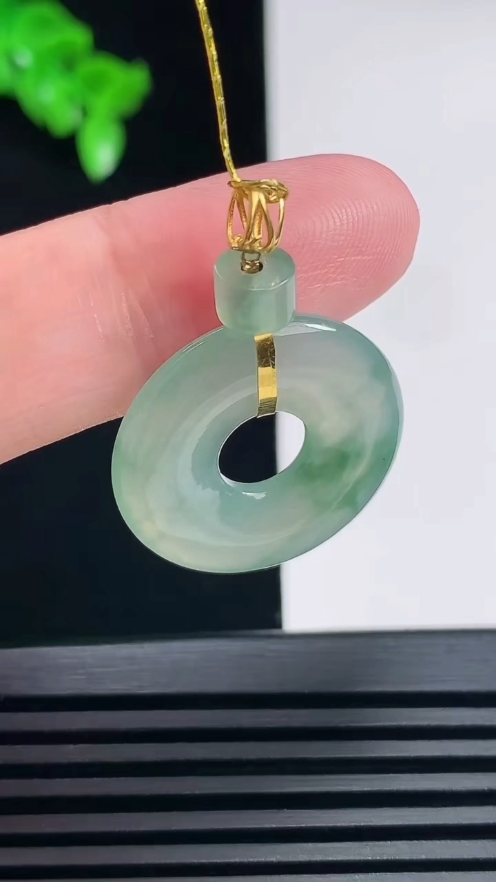 天然A货翡翠种飘花平安环吊坠，尺寸30-22.5-3.5 重量:4.00g
6月26日