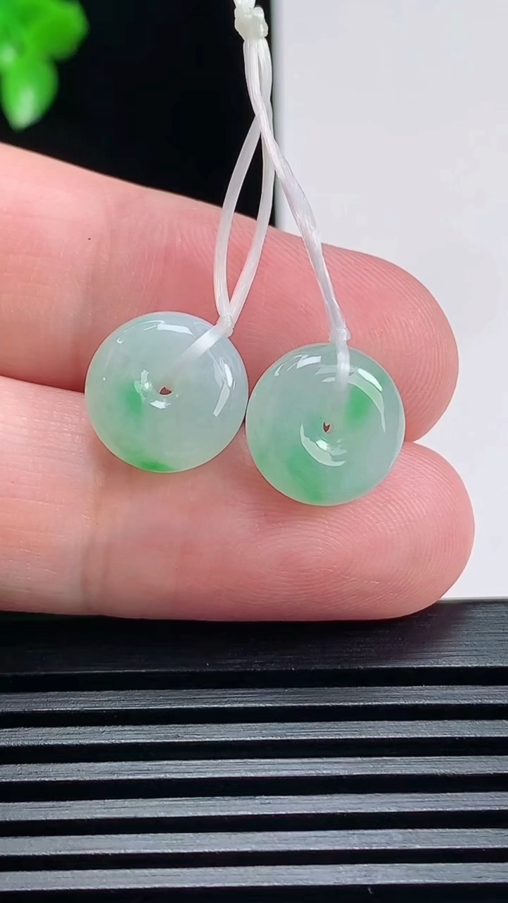 天然A货翡翠平安扣吊坠一对，尺寸11.5-5 重量:2.91g
6月26日