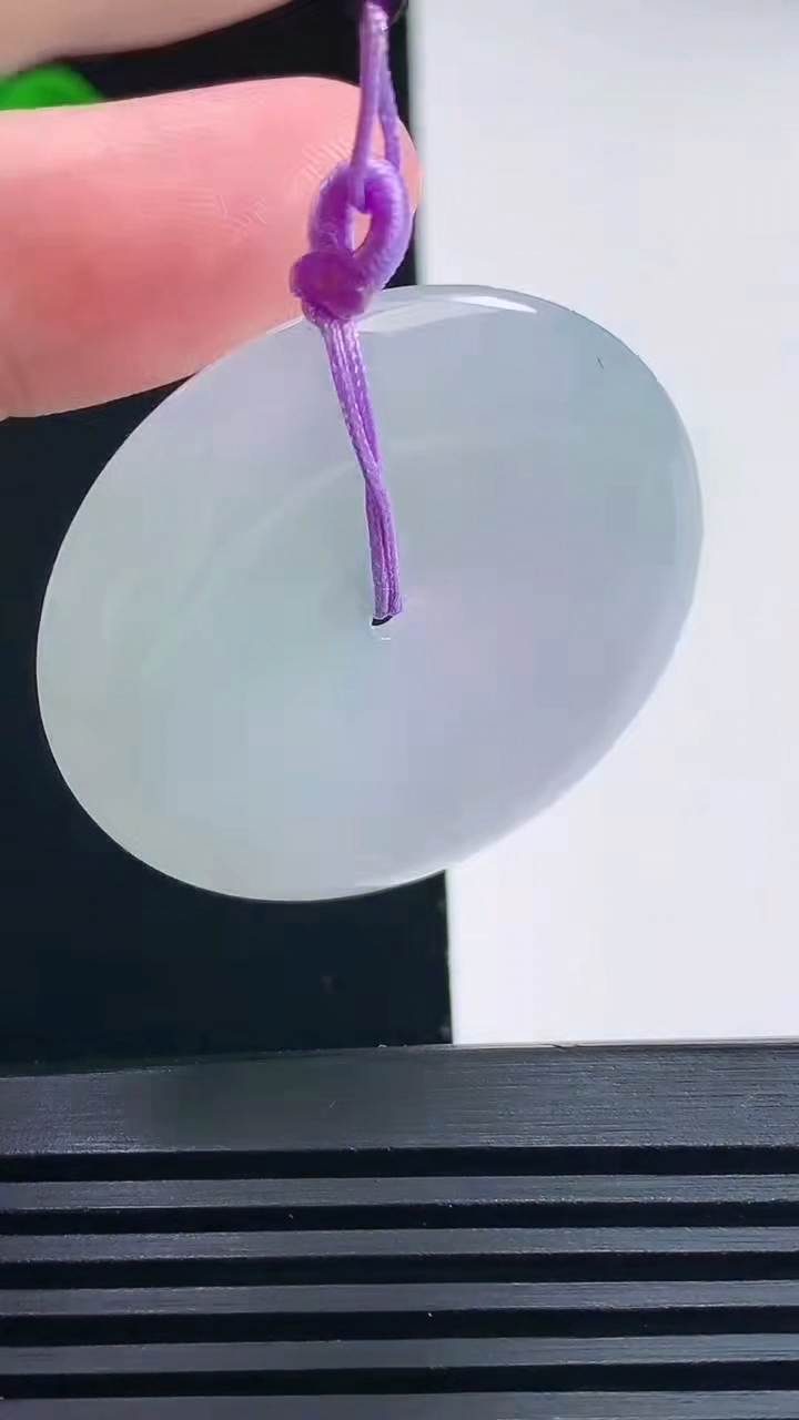 天然A货翡翠春带彩 紫罗兰平安扣吊坠，尺寸38-5 重量:15.50g
6月26日
