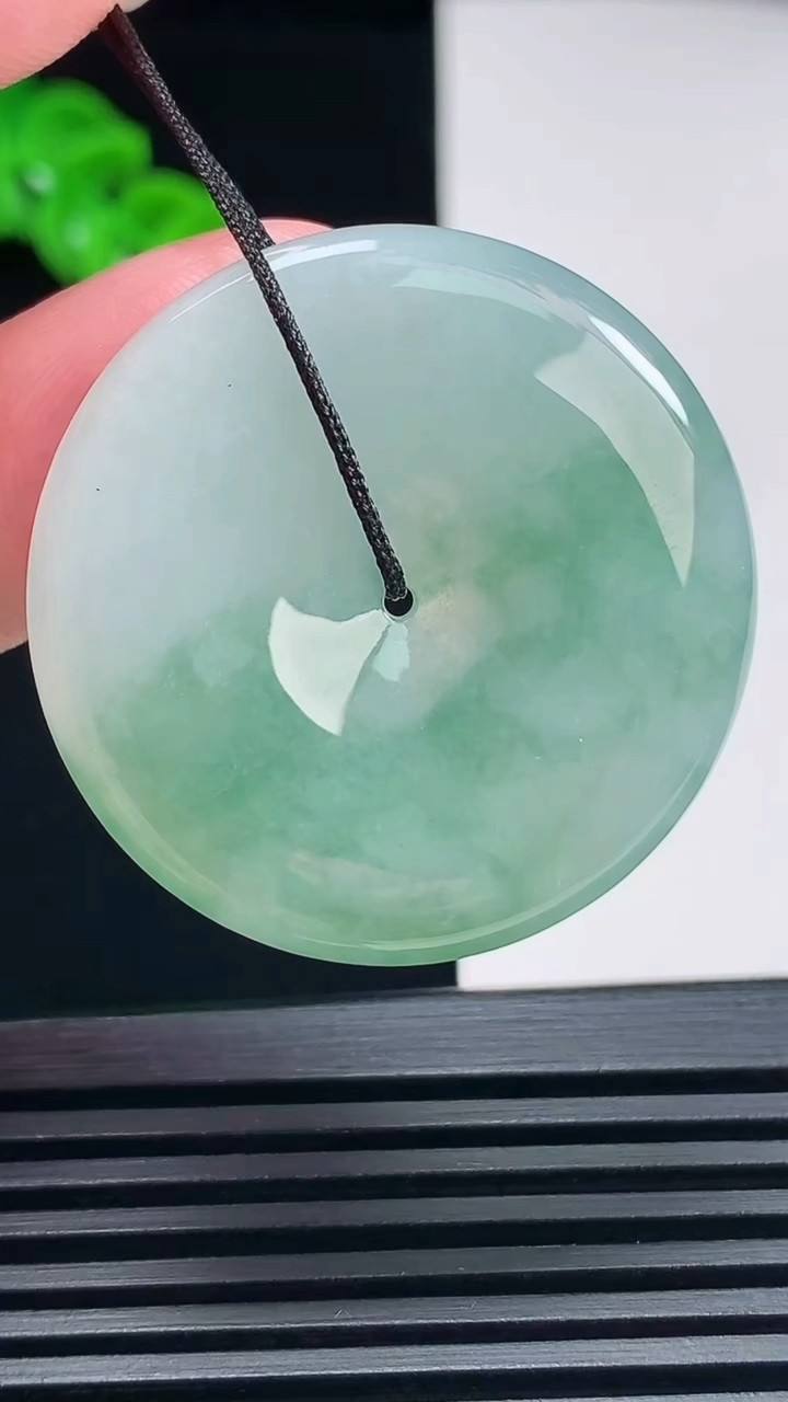 天然A货翡翠飘花平安扣吊坠，尺寸34.5-5.2 重量:14.33g
6月26日